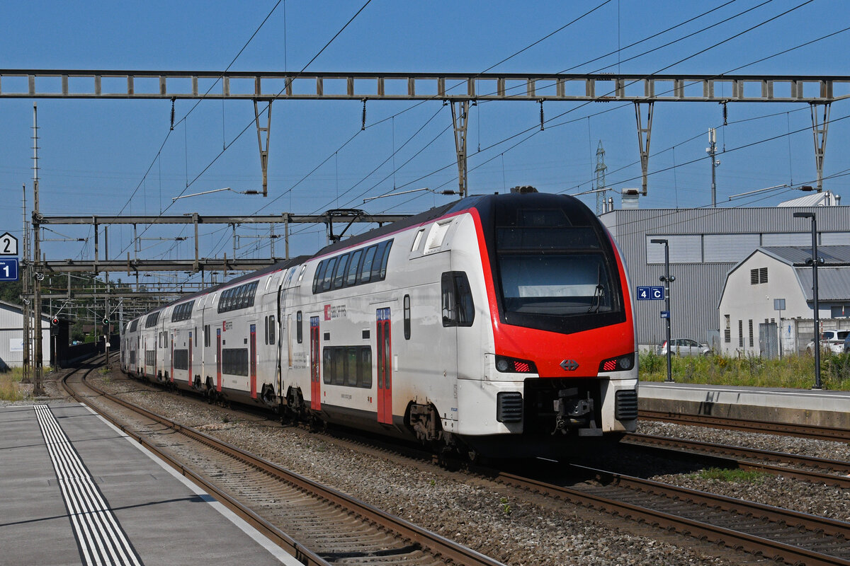 RABe 512 032-9 KISS durchfährt am 11.08.2025 den Bahnhof Rupperswil.