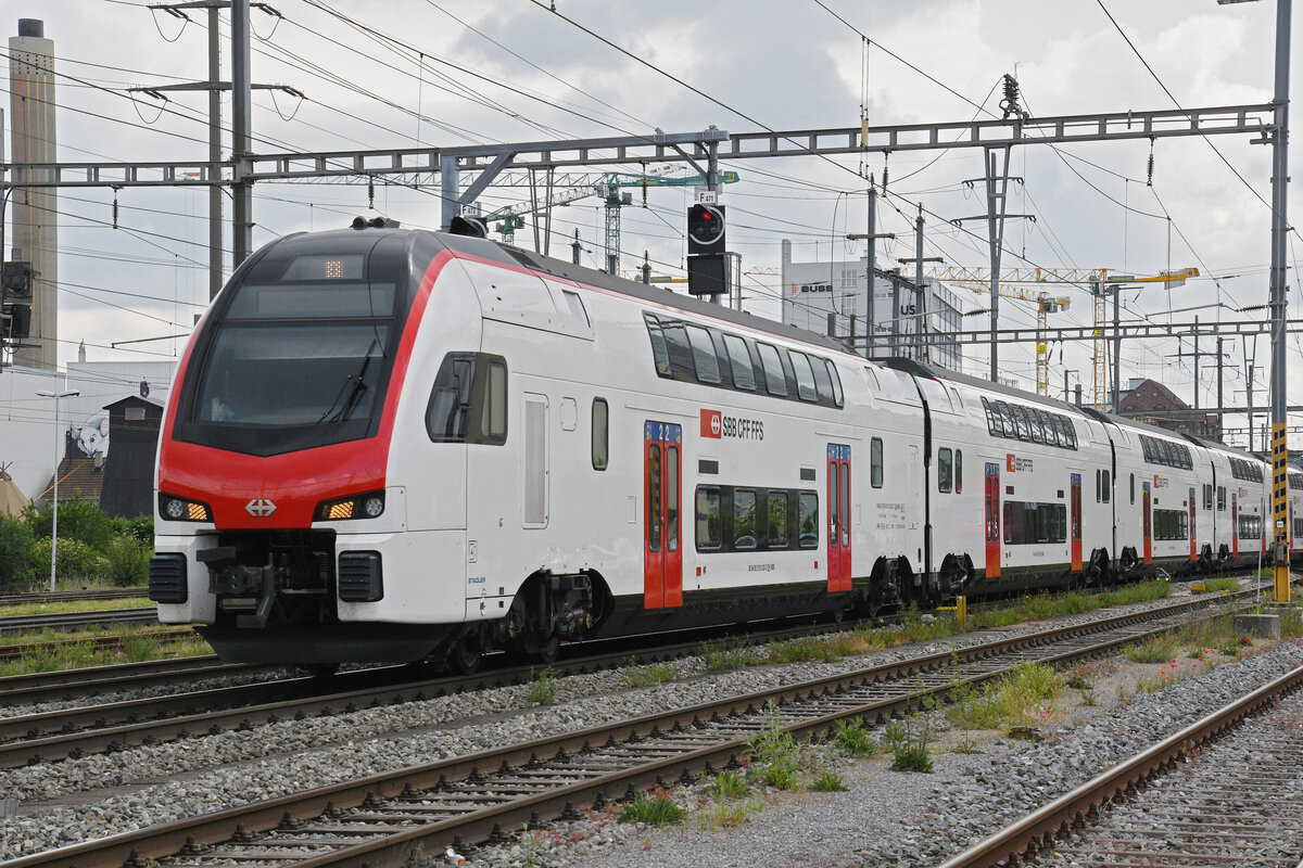 RABe 512 033-7 KISS durchfährt am 21.05.2025 den Bahnhof Pratteln.