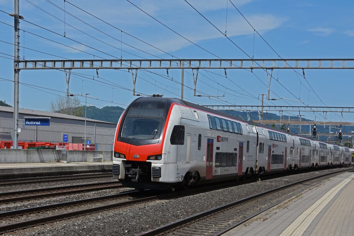 RABe 512 034-5 durchfährt am 18.07.2025 den Bahnhof Rothrist.