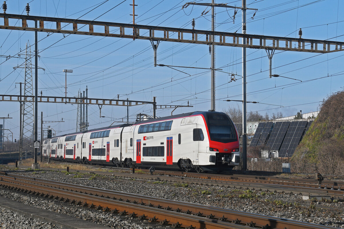 RABe 512 050-1 KISS durchfährt am 19.01.2026 den Bahnhof Pratteln.