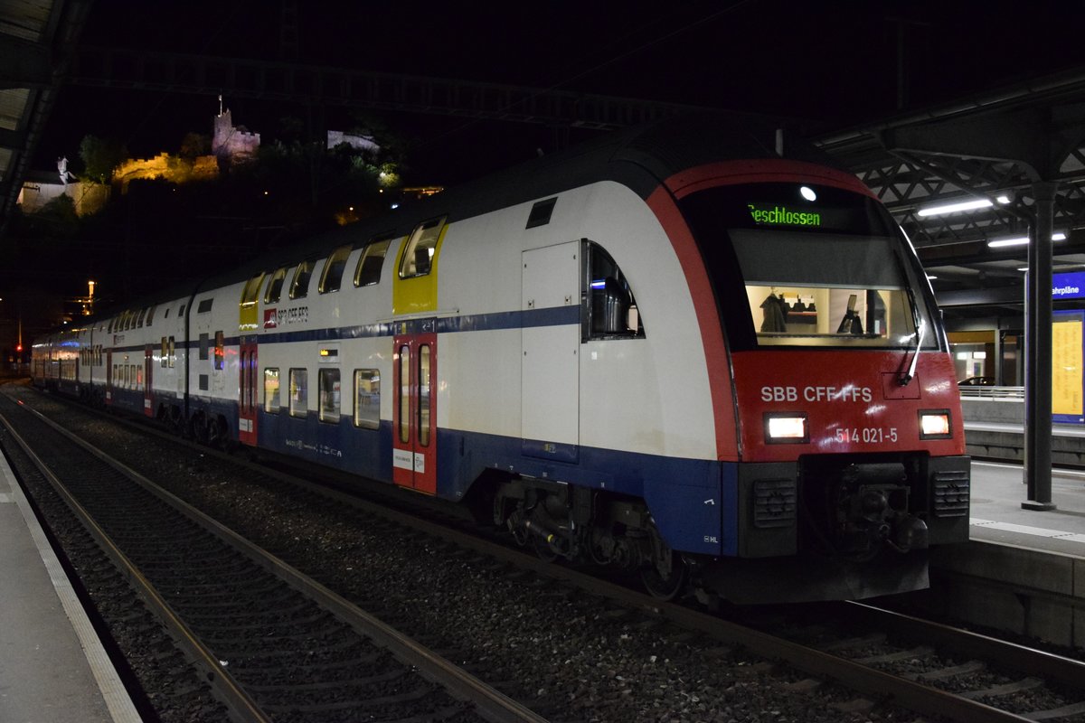 RABe 514 021-5 wartet nach getaner Arbeit spät in der Nacht auf den 12.05.2018 in Baden vor der Kulisse der Ruine Stein darauf, ins Nachtlager zu fahren.