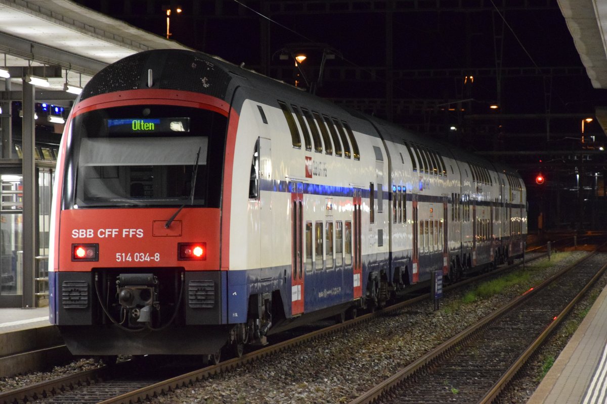 RABe 514 034-8 beim nächtlichen Halt in Brugg AG als RegioExpress nach Olten am 28.08.2018.
