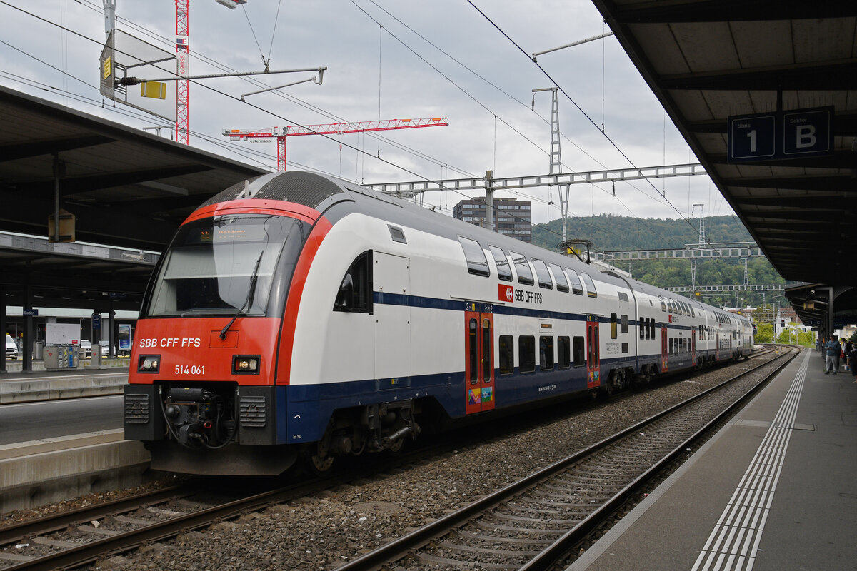 RABe 514 061-6, auf der S6, wartet am 08.09.2025 beim Bahnhof Baden.