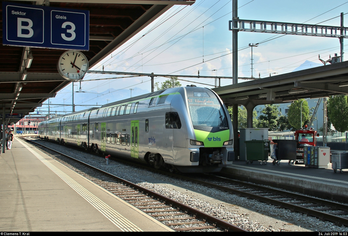 RABe 515 016-4 (MUTZ 016 | Stadler KISS) der S-Bahn Bern (BLS AG) als S1 nach Fribourg/Freiburg (CH) steht im Startbahnhof Thun (CH) auf Gleis 4.
[24.7.2019 | 16:03 Uhr]