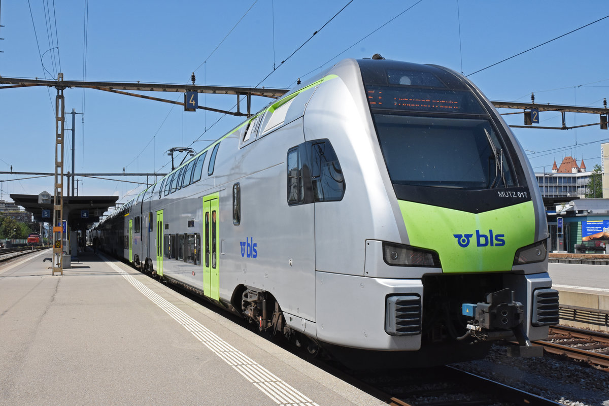 RABe 515 017  Mutz , auf der S1, wartet beim Bahnhof Thun. Die Aufnahme stammt vom 30.07.2018.
