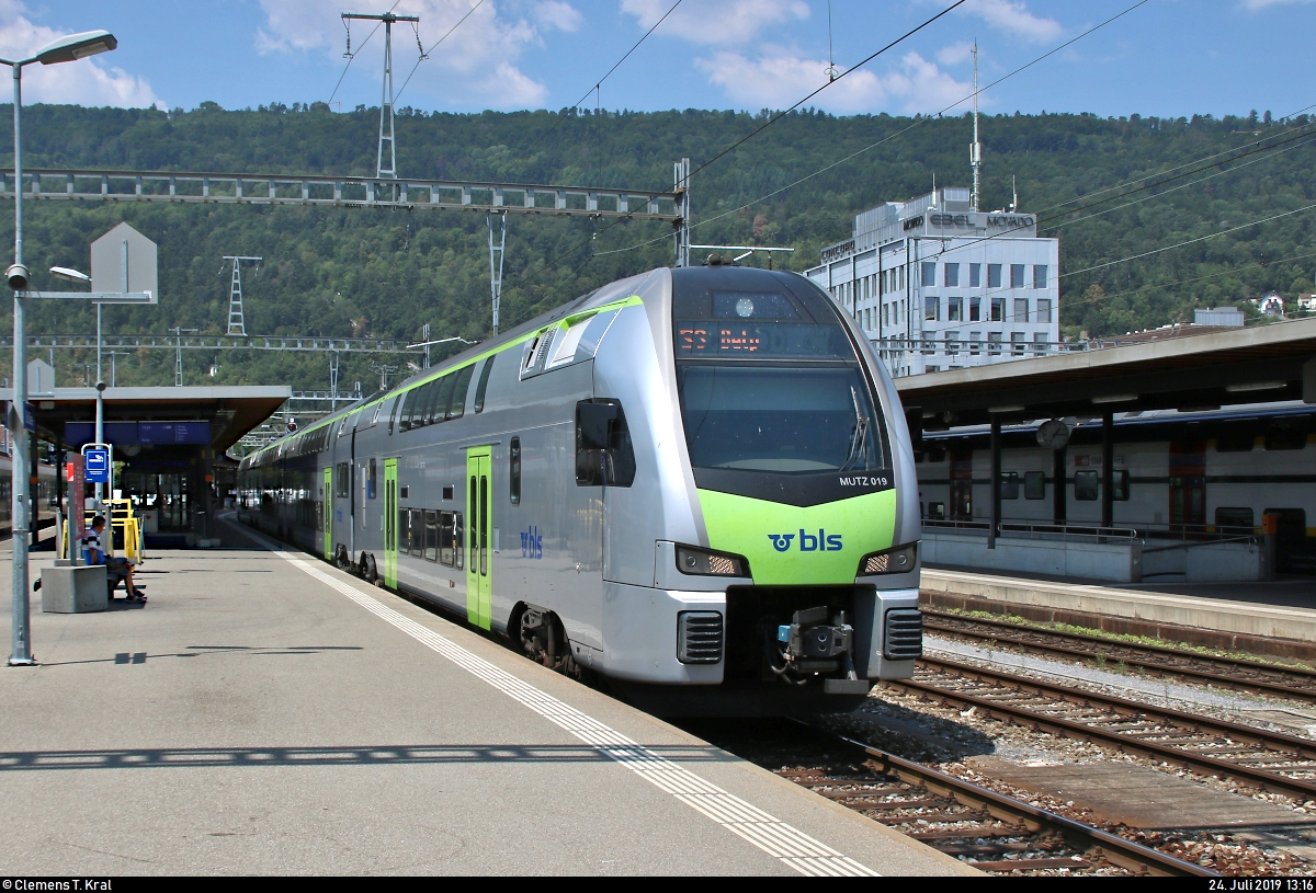 RABe 515 019-8 (MUTZ 019 | Stadler KISS) der S-Bahn Bern (BLS AG) als S3 nach Belp (CH) steht im Startbahnhof Biel/Bienne (CH) auf Gleis 9.
[24.7.2019 | 13:16 Uhr]