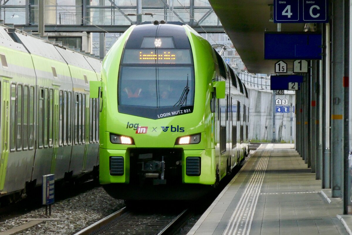 RABe 515 031 mit der neuen Login Vollwerbung am 15.11.25 bei der Einfahrt in den Bahnhos Spiez.