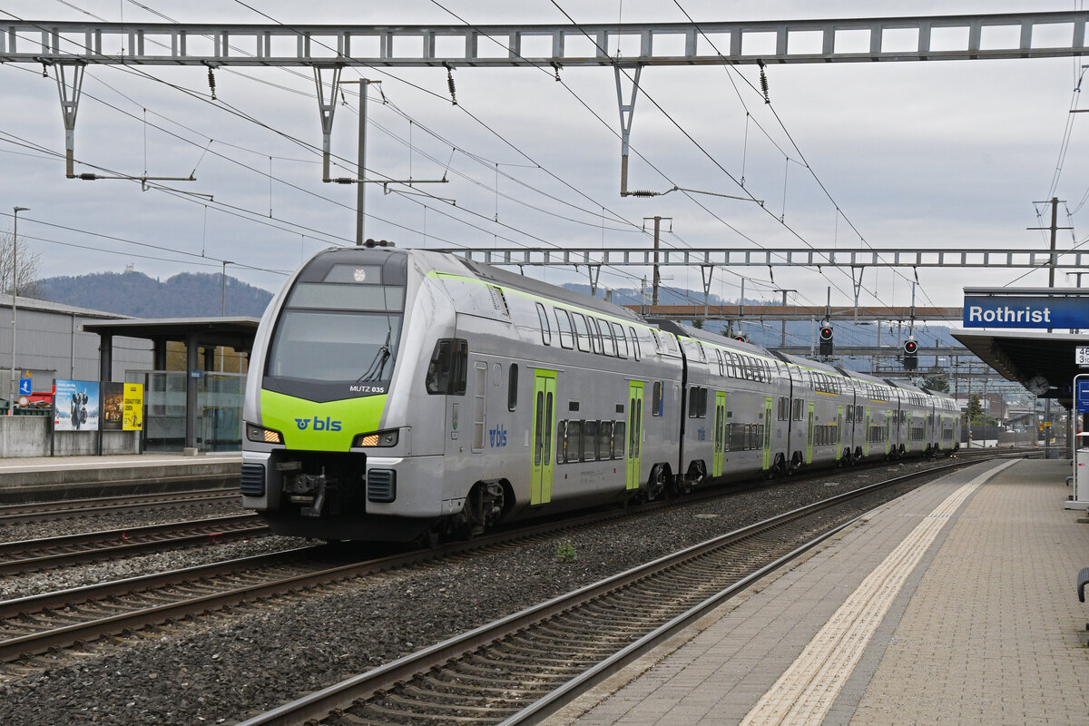 RABe 515 035 der BLS durchfährt am 16.03.2026 den Bahnhof Rothrist.