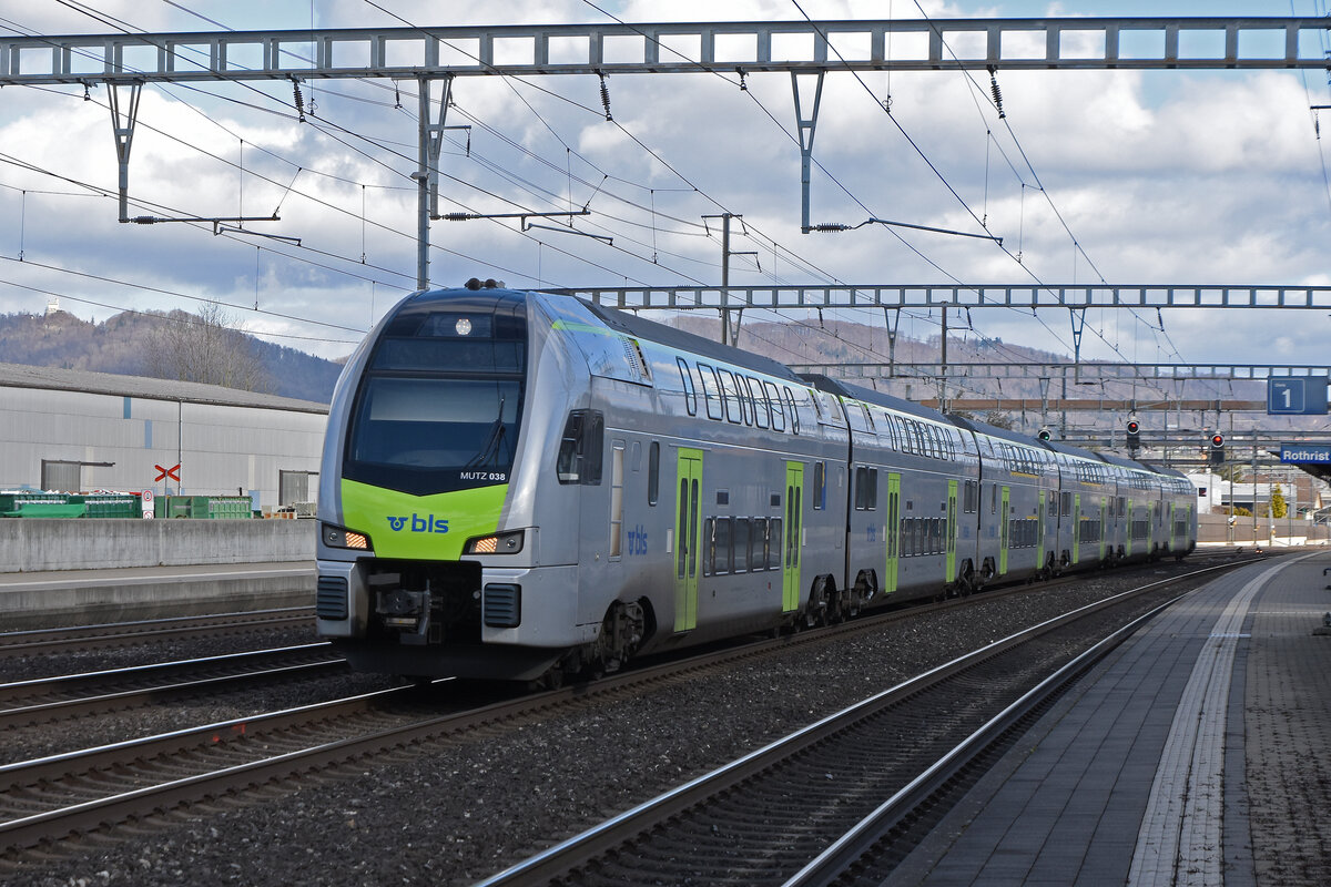 RABe 515 138-6 MUTZ der BLS durchfährt den Bahnhof Rothrist. Die Aufnahme stammt vom 07.02.2022.