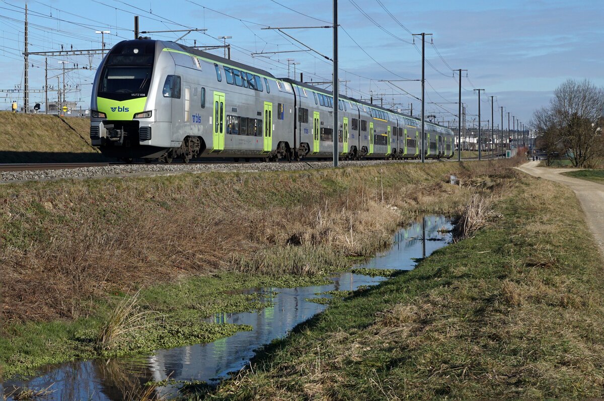 RABe 515 Doppelstockzug  MUTZ  als IR 17 bei Langenthal am 22. Januar 2022.
Foto: Walter Ruetsch