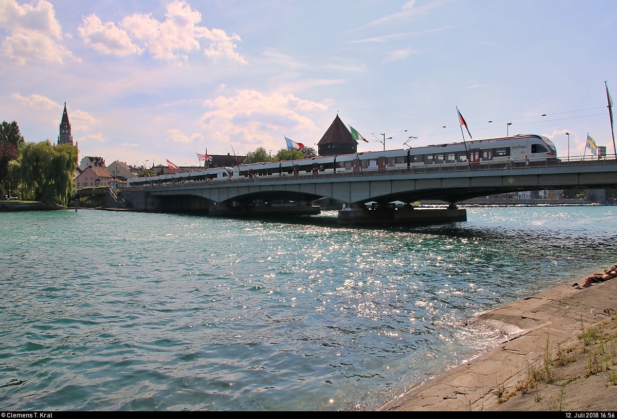 RABe 521 ??? und RABe 521 ??? (Stadler FLIRT) der SBB GmbH (SBB) als SBB87700  Seehas  von Konstanz nach Engen befahren die Alte Rheinbrücke in Konstanz auf der Bahnstrecke Basel Bad Bf–Konstanz (Hochrheinbahn | KBS 720).
Aufgenommen im Gegenlicht.
[12.7.2018 | 16:56 Uhr]