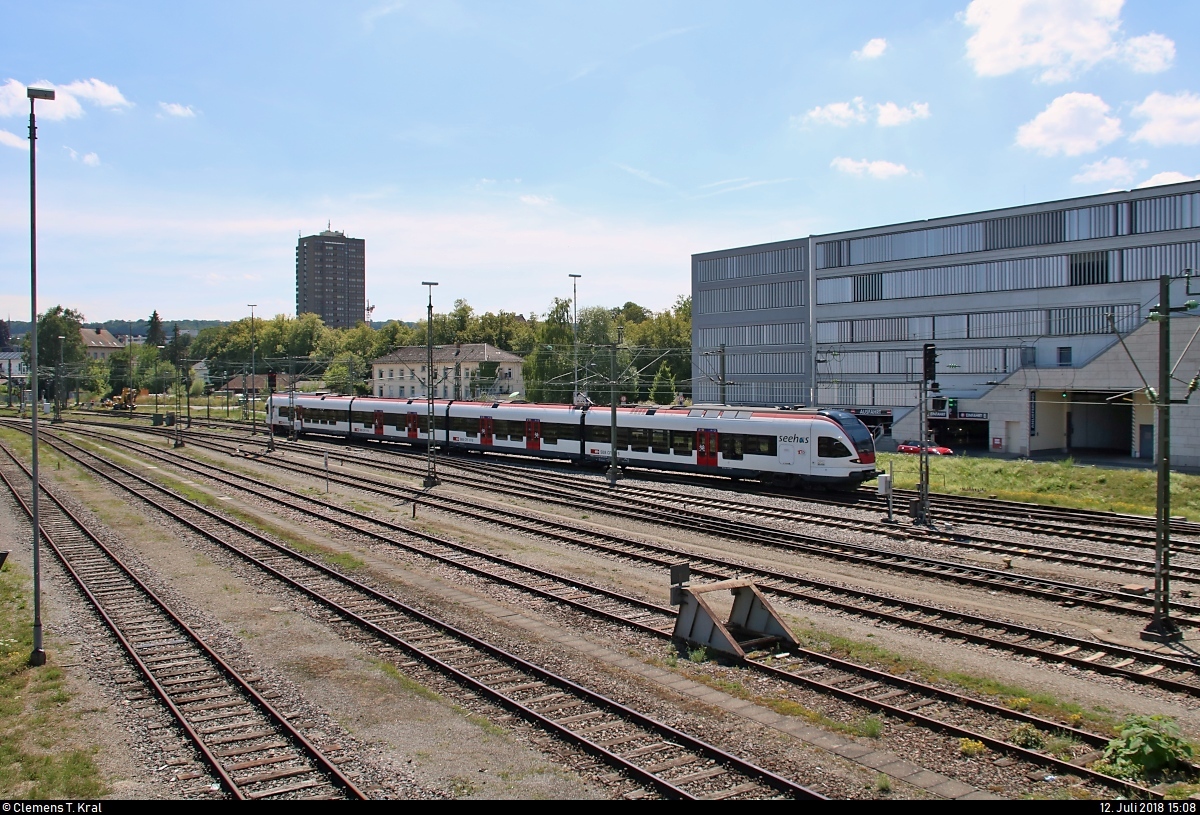 RABe 521 ??? (Stadler FLIRT) der SBB GmbH (SBB) als SBB87694  Seehas  nach Engen wird in seinem Startbahnhof Konstanz auf Gleis 2a bereitgestellt.
Aufgenommen von der Fußgängerbrücke zum LAGO.
[12.7.2018 | 15:08 Uhr]