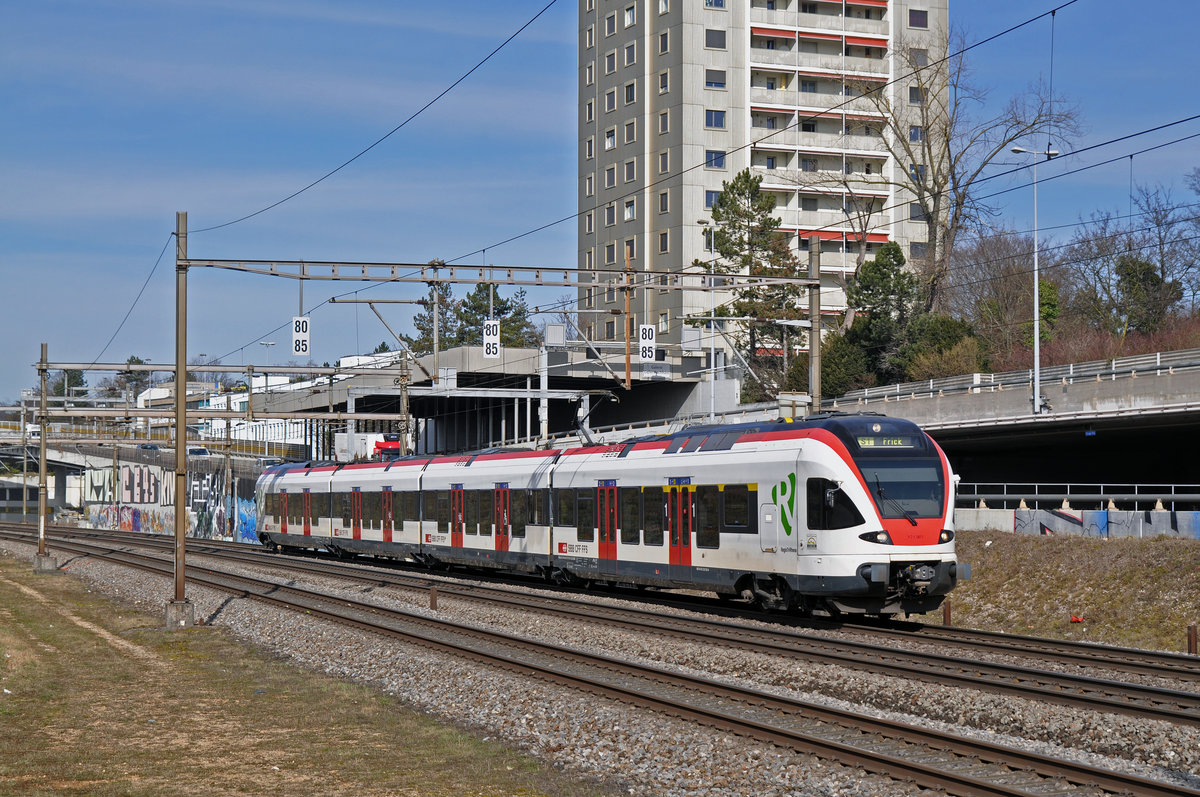 RABe 521 001, auf der S1, fährt Richtung Bahnhof Muttenz. Die Aufnahme stammt vom 05.03.2018.