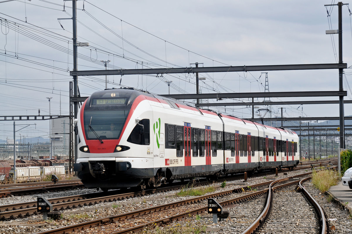RABe 521 001, auf der S3, fährt zum Bahnhof Muttenz. Die Aufnahme stammt vom 08.09.2017.