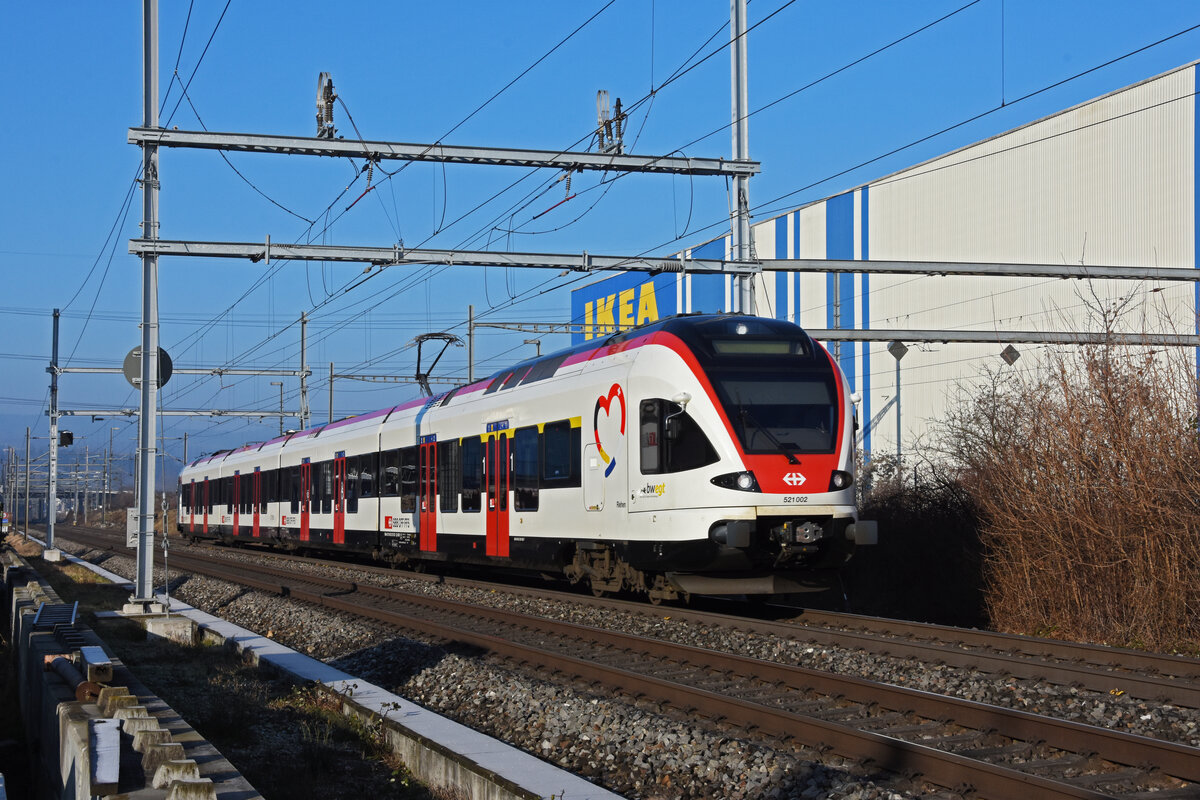 RABe 521 002, auf der S3, fährt Richtung Bahnhof Itingen. Die Aufnahme stammt vom 25.01.2022.