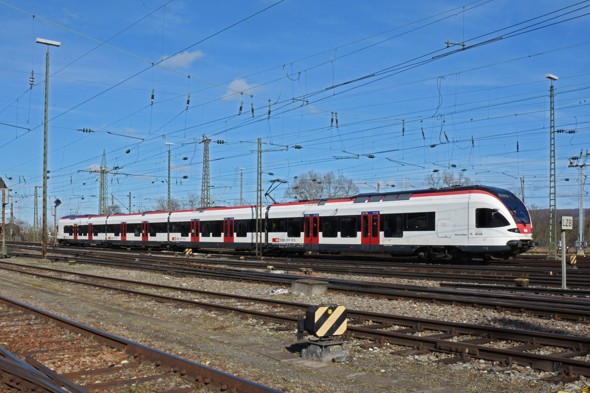 RABe 521 003 steht auf einem Nebengleis beim badischen Bahnhof. Die Aufnahme stammt vom 21.02.2020.