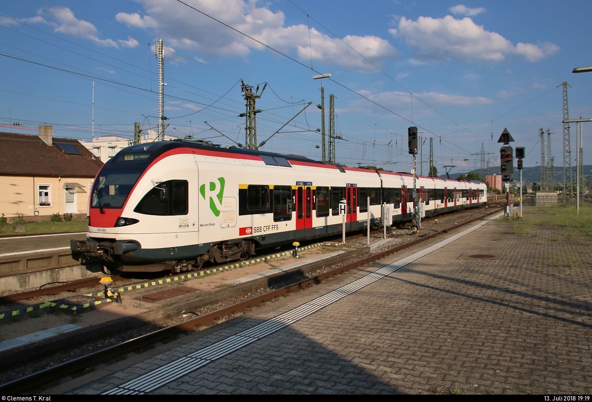 RABe 521 003  Weil am Rhein  (Stadler FLIRT) der Regio-S-Bahn Basel (SBB) als S 87856 (S6) von Basel SBB (CH) nach Zell(Wiesental) (D) erreicht den Bahnhof Basel Bad Bf (CH) auf Gleis 10.
[13.7.2018 | 19:19 Uhr]