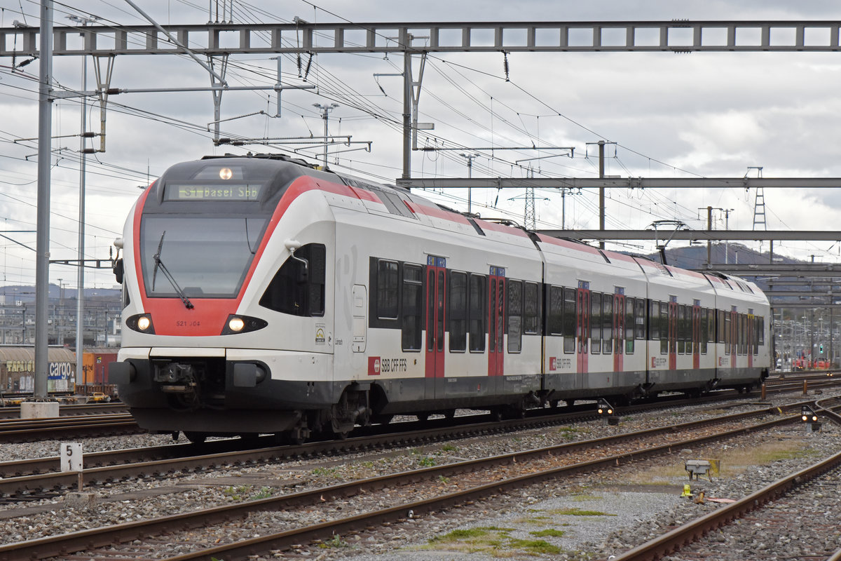 RABe 521 004, auf der S1, fährt beim Bahnhof Muttenz ein. Die Aufnahme stammt vom 12.11.2019.