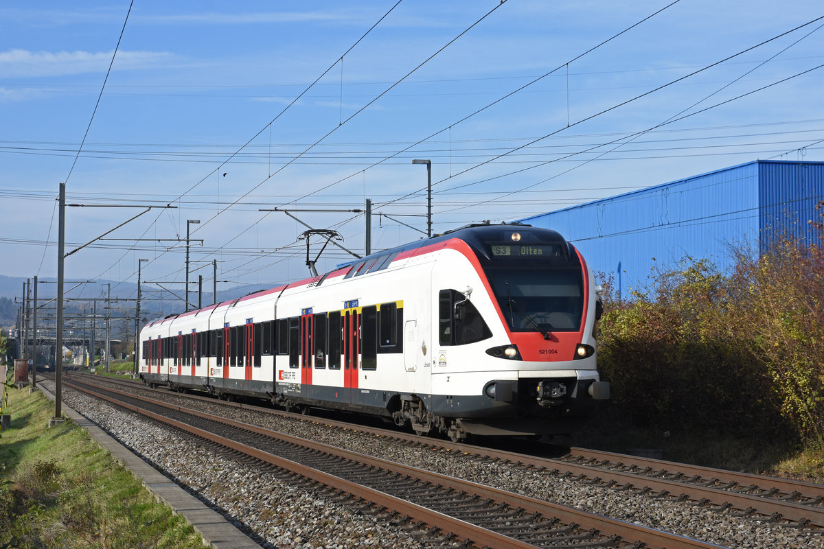 RABe 521 004, auf der S3, fährt Richtung Bahnhof Itingen. Die Aufnahme stammt vom 22.11.2019.