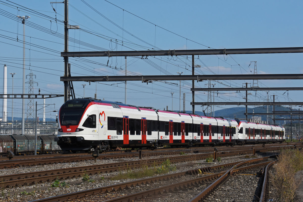 RABe 521 006, auf der S1, verlässt den Bahnhof Muttenz. Die Aufnahme stammt vom 12.09.2020.