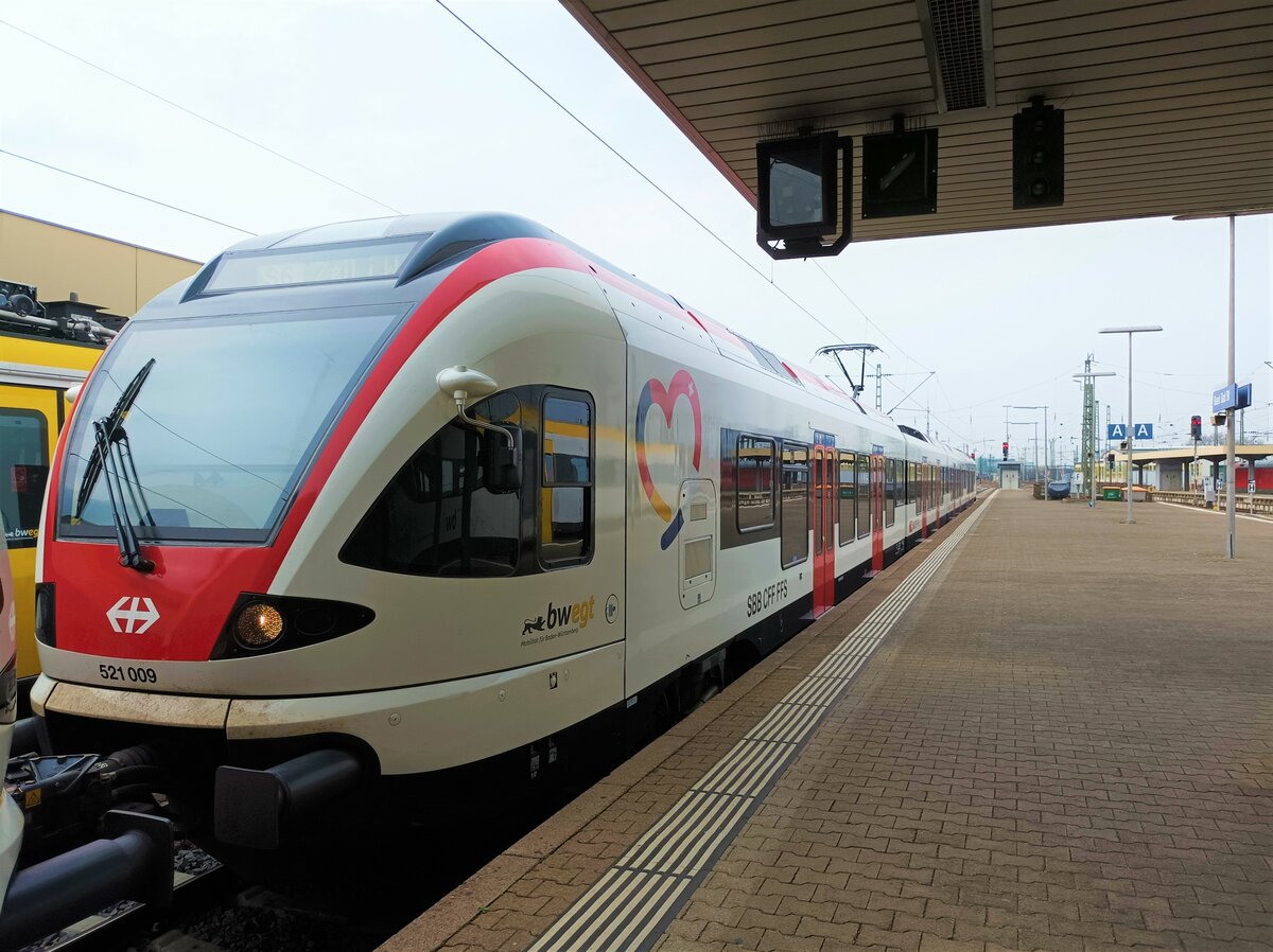 RABe 521 009 am 18.03.2022 mit 005 als S6 Zell(Wiesental ) in Basel Badischer Bahnhof bei 009 fehlte ein Dachelement 