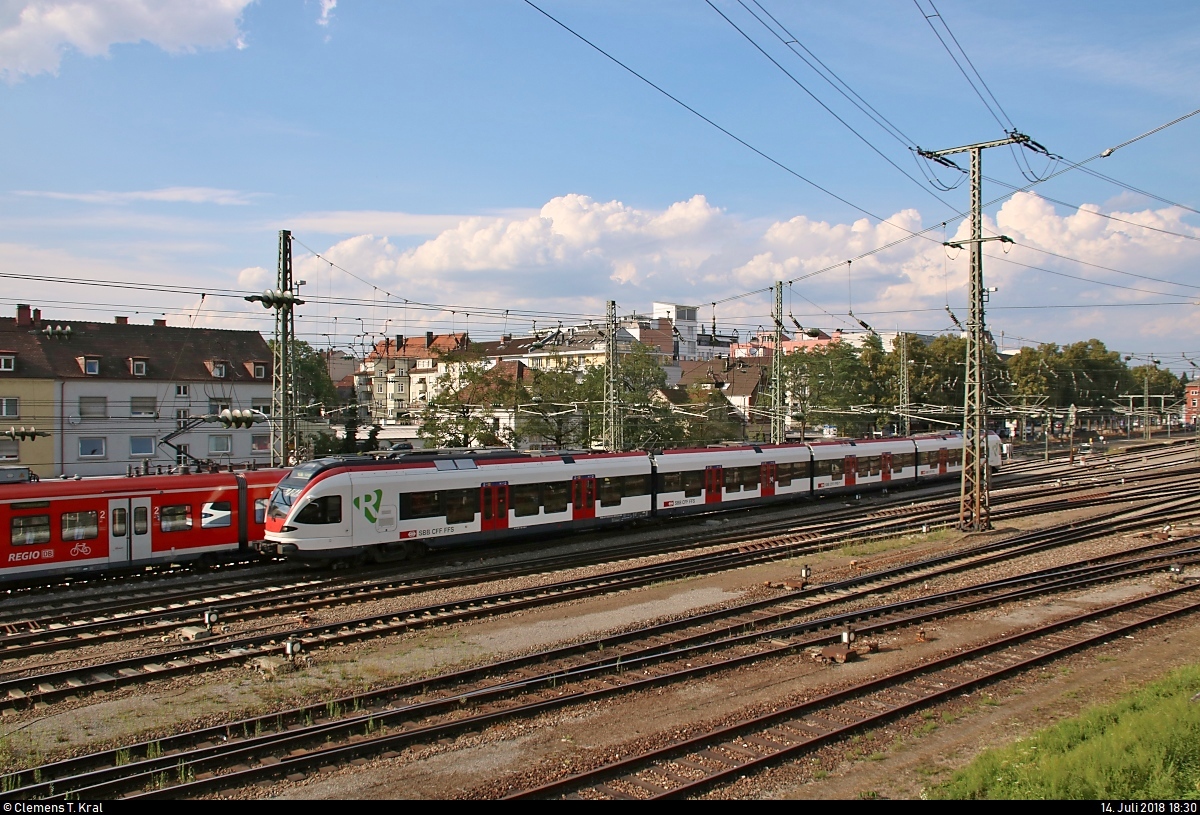 RABe 521 009 (Stadler FLIRT) der Regio-S-Bahn Basel (SBB) als SBB87704  Seehas  von Konstanz nach Engen verlässt den Bahnhof Singen(Hohentwiel) auf Gleis 1.
Aufgenommen vom Parkhaus in der Julius-Bührer-Straße.
[14.7.2018 | 18:30 Uhr]