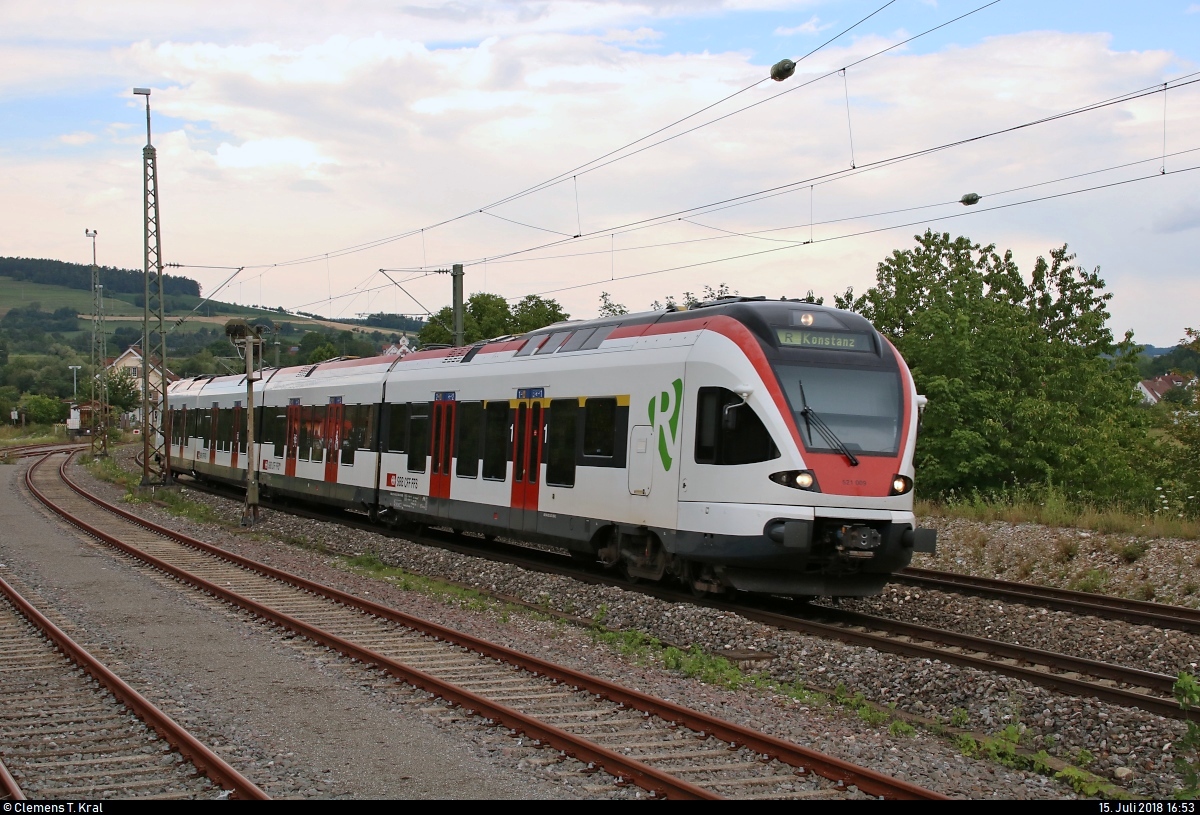 RABe 521 009 (Stadler FLIRT) der Regio-S-Bahn Basel (SBB) als SBB87697  Seehas  von Engen nach Konstanz verlässt bei nahezu bedecktem Himmel den Bahnhof Welschingen-Neuhausen auf der Bahnstrecke Offenburg–Singen (Schwarzwaldbahn (Baden) | KBS 720).
[15.7.2018 | 16:53 Uhr]