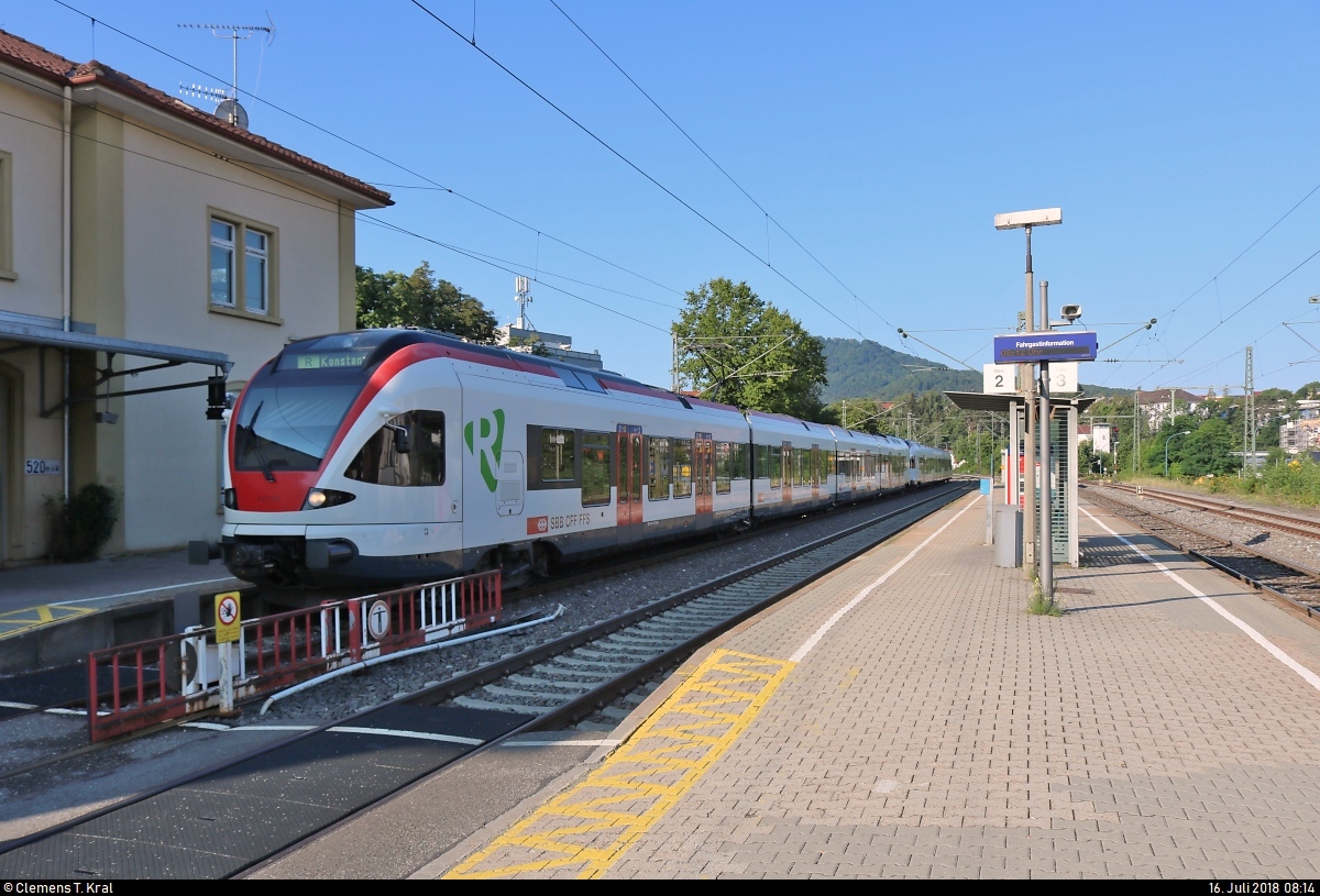 RABe 521 009 (Stadler FLIRT) der Regio-S-Bahn Basel (SBB) und RABe 521 2?? der SBB GmbH (SBB) als SBB87663  Seehas  nach Konstanz stehen in ihrem Startbahnhof Engen auf der Bahnstrecke Offenburg–Singen (Schwarzwaldbahn (Baden) | KBS 720).
[16.7.2018 | 8:14 Uhr]