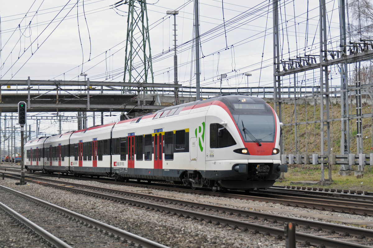 RABe 521 010, auf der S1, fährt beim Bahnhof Muttenz ein. Die Aufnahme stammt vom 09.03.2018.