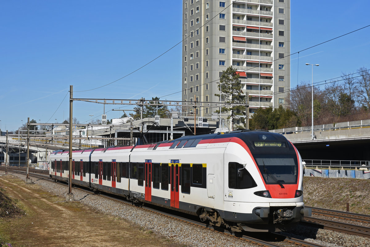 RABe 521 010, auf der S3, fährt Richtung Bahnhof SBB. Die Aufnahme stammt vom 17.02.2019.