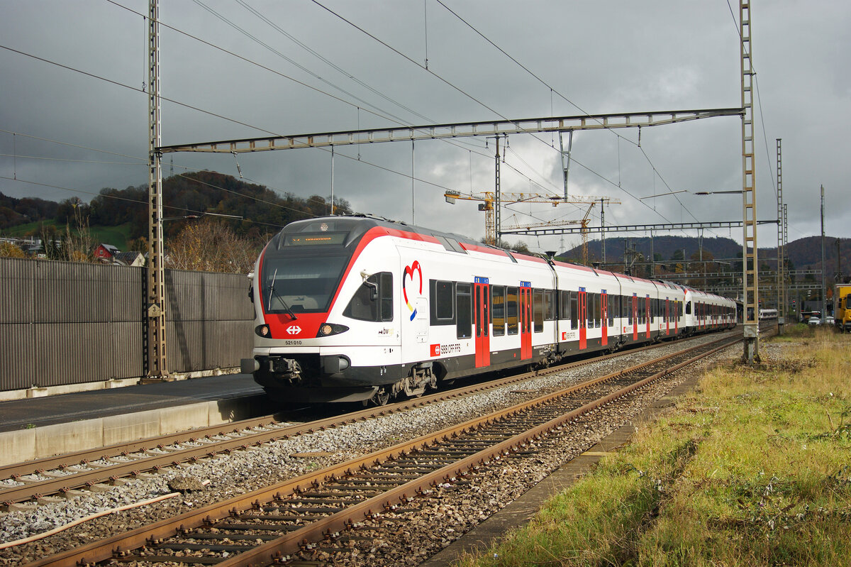 RABe 521 010, auf der S3, verlässt den Bahnhof Gelterkinden. Die Aufnahme stammt vom 05.11.2021.
