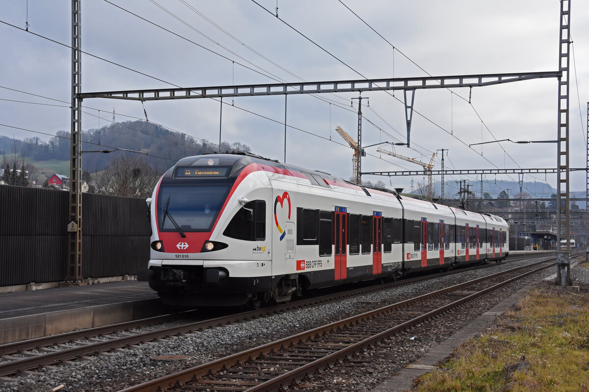 RABe 521 010, auf der S3, verlässt den Bahnhof Gelterkinden. Die Aufnahme stammt vom 20.12.2021.