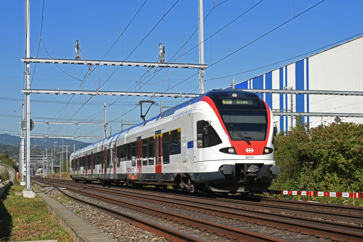 RABe 521 011, auf der S3, fährt Richtung Bahnhof Itingen. Die Aufnahme stammt vom 17.09.2019.