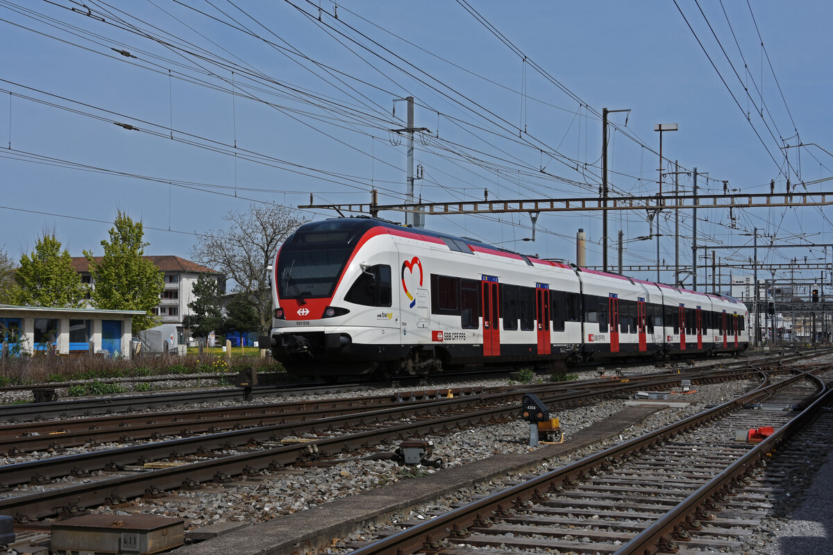 RABe 521 012, auf der S1, verlässt den Bahnhof Pratteln. Die Aufnahme stammt vom 12.04.2022.