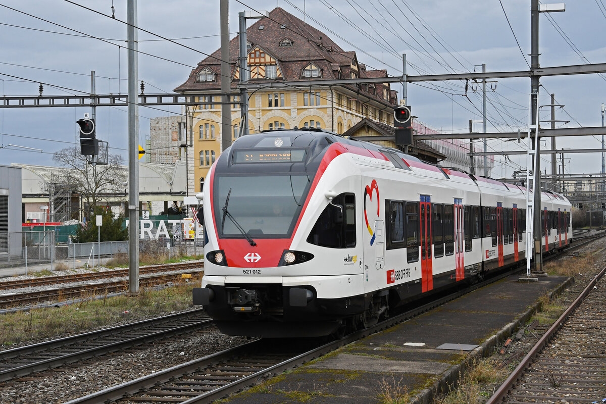 RABe 521 012, auf der S1, fährt am 08.02.2024 beim Bahnhof Pratteln ein.