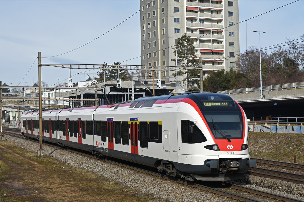 RABe 521 013, auf der S1, fährt Richtung Bahnhof SBB. Die Aufnahme stammt vom 08.02.2019.