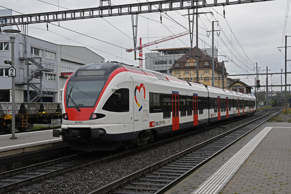 RABe 521 013, auf der S1, verlässt am 29.08.2023 den Bahnhof Pratteln.