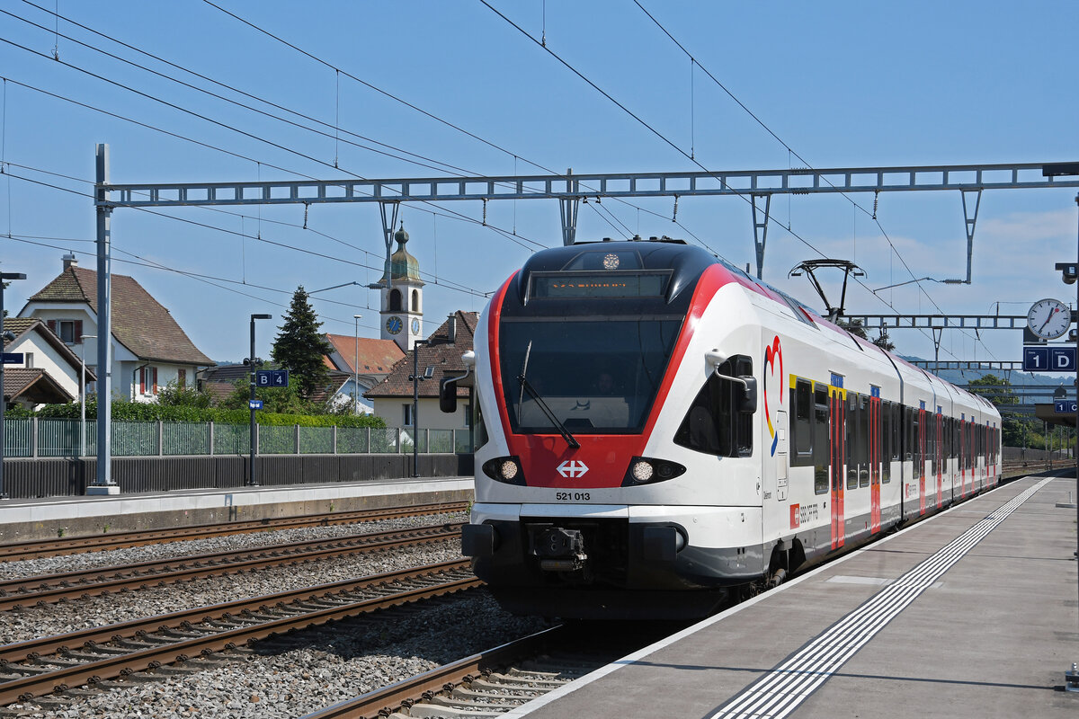 RABe 521 013, auf der S23, verlässt am 12.08.2024 den Bahnhof Rupperswil.