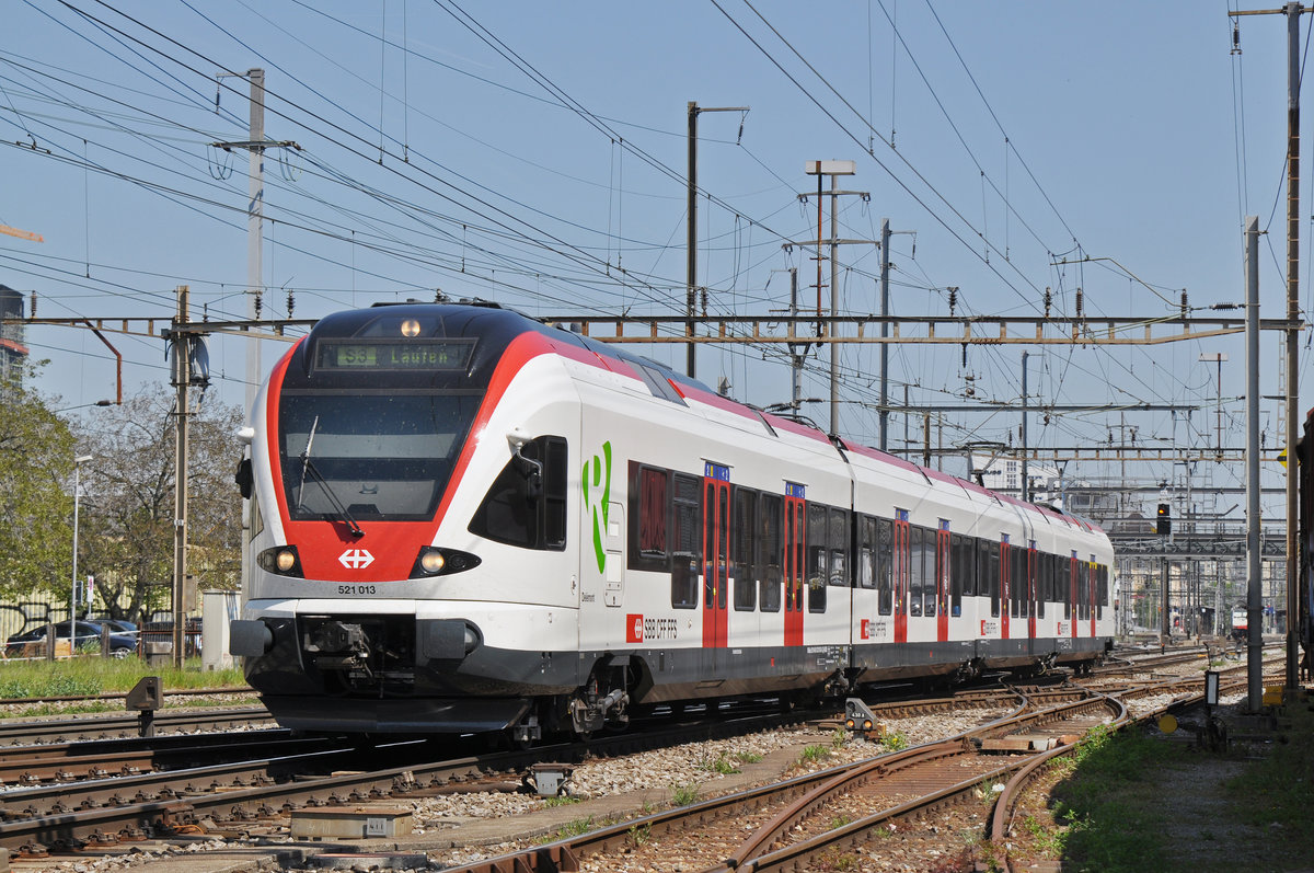 RABe 521 013, auf der S3, verlässt den Bahnhof Pratteln. Die Aufnahme stammt vom 24.04.2017.