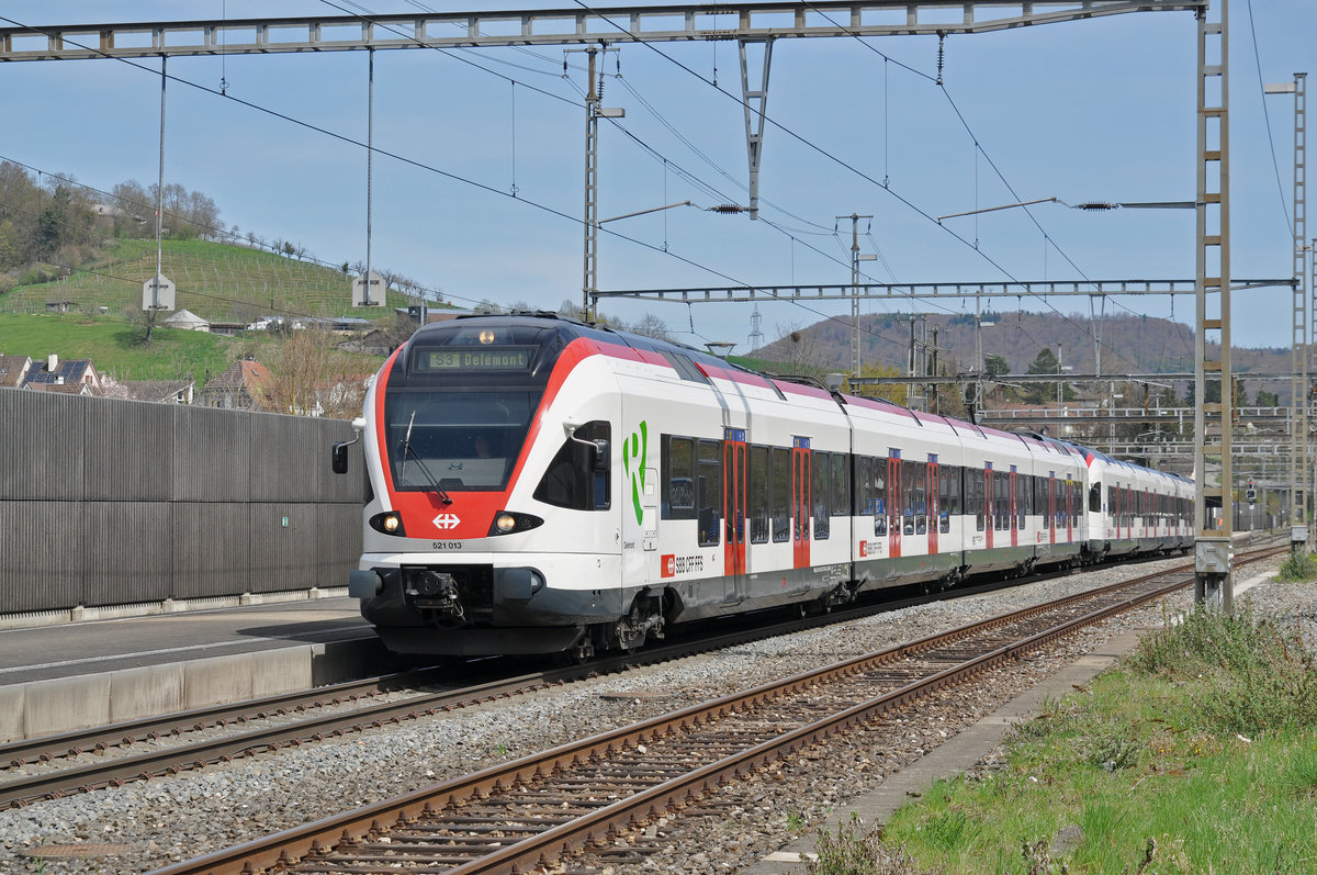 RABe 521 013, auf der S3, verlässt den Bahnhof Gelterkinden. Die Aufnahme stammt vom 14.04.2018.