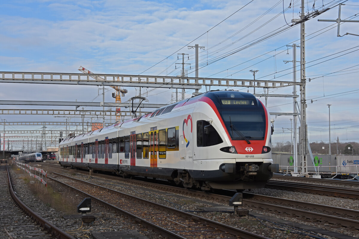 RABe 521 013, auf der S3, fährt beim Bahnhof Muttenz ein. Die Aufnahme stammt vom 22.01.2022.