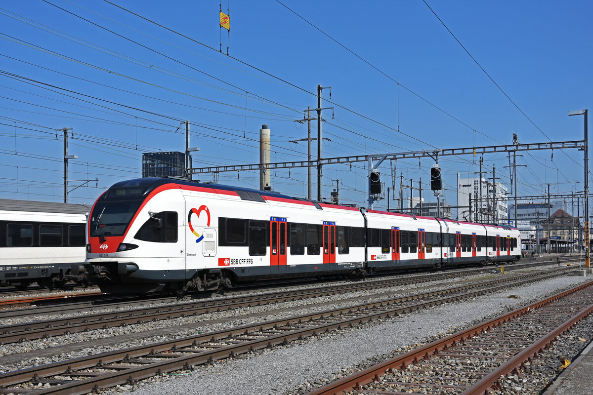 RABe 521 013, auf der S3, verlässt den Bahnhof Pratteln. Die Aufnahme stammt vom 23.03.2022.