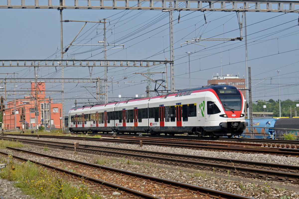RABe 521 014, auf der S1, verlässt den Bahnhof Muttenz. Die Aufnahme stammt vom 28.08.2017.