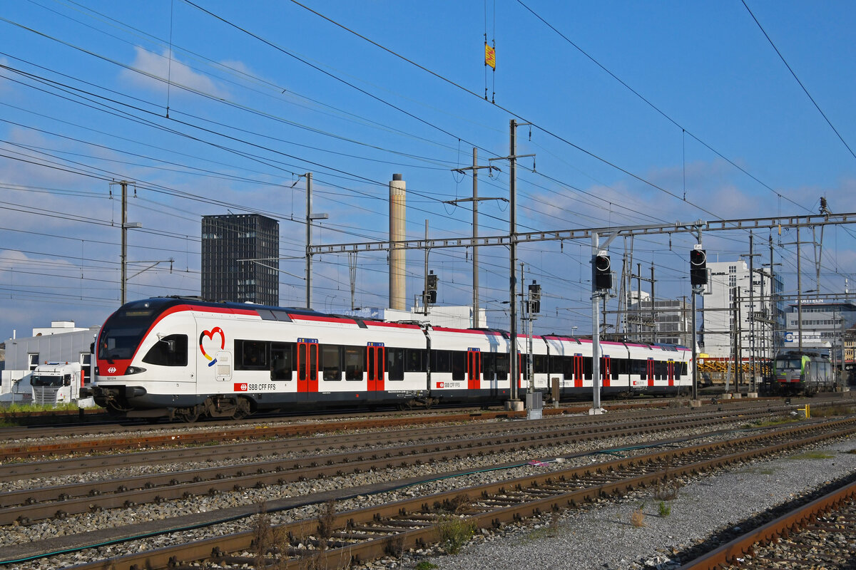 RABe 521 014, auf der S1, verlässt am 07.12.2023 den Bahnhof Pratteln.