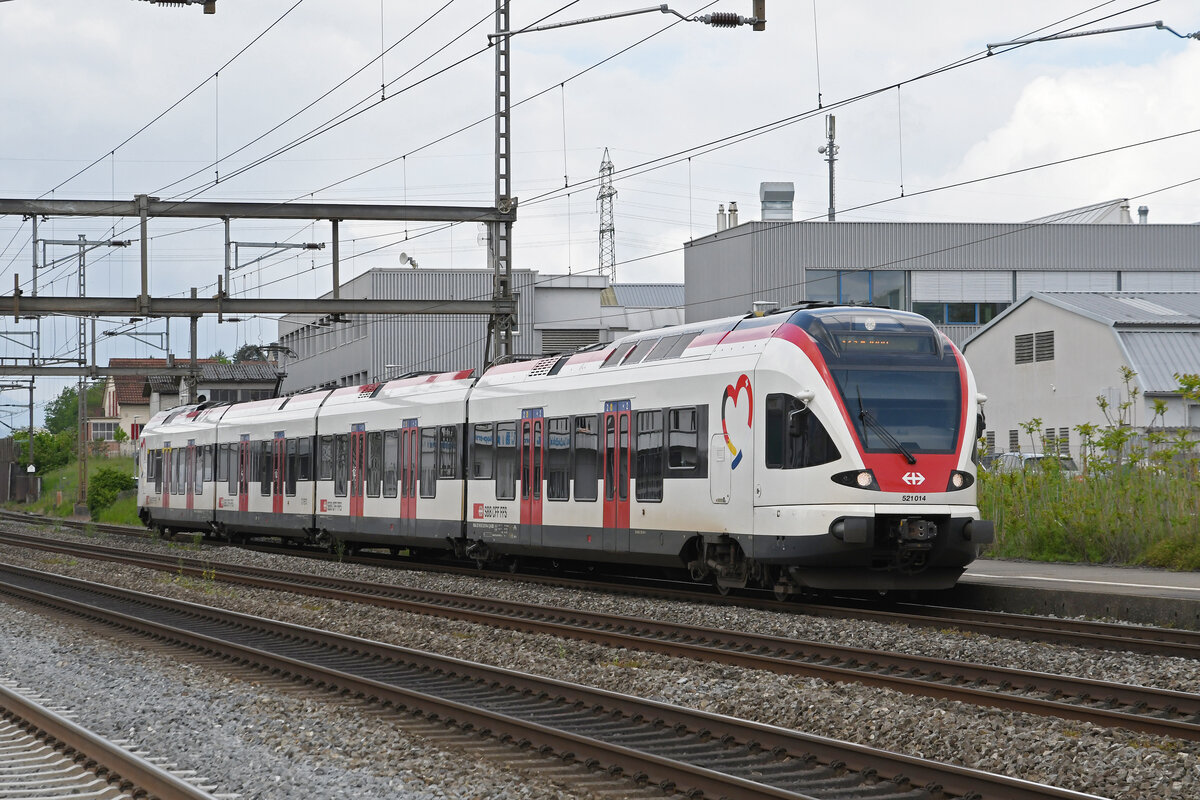 RABe 521 014, auf der S23,fährt am 12.05.2023 beim Bahnhof Rupperswil ein.