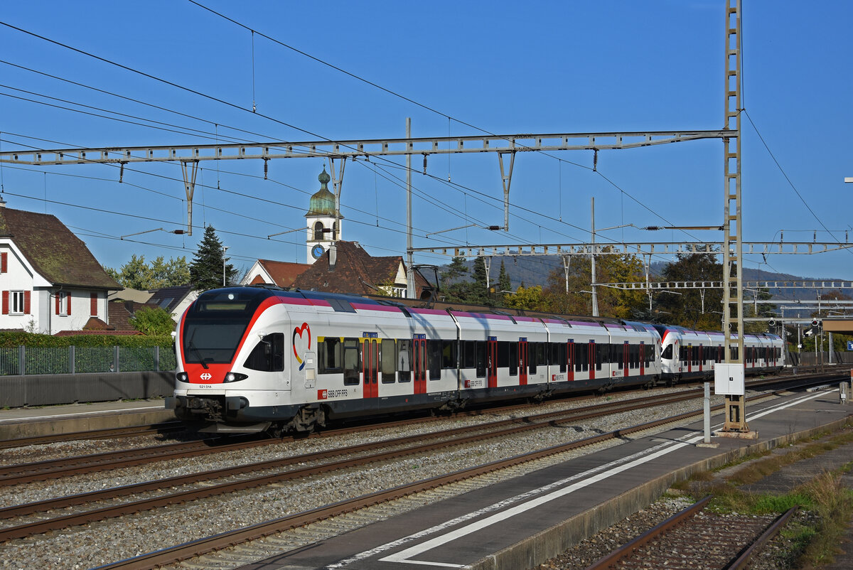 RABe 521 014, auf der S26, durchfährt am 27.10.2022 den Bahnhof Rupperswil.