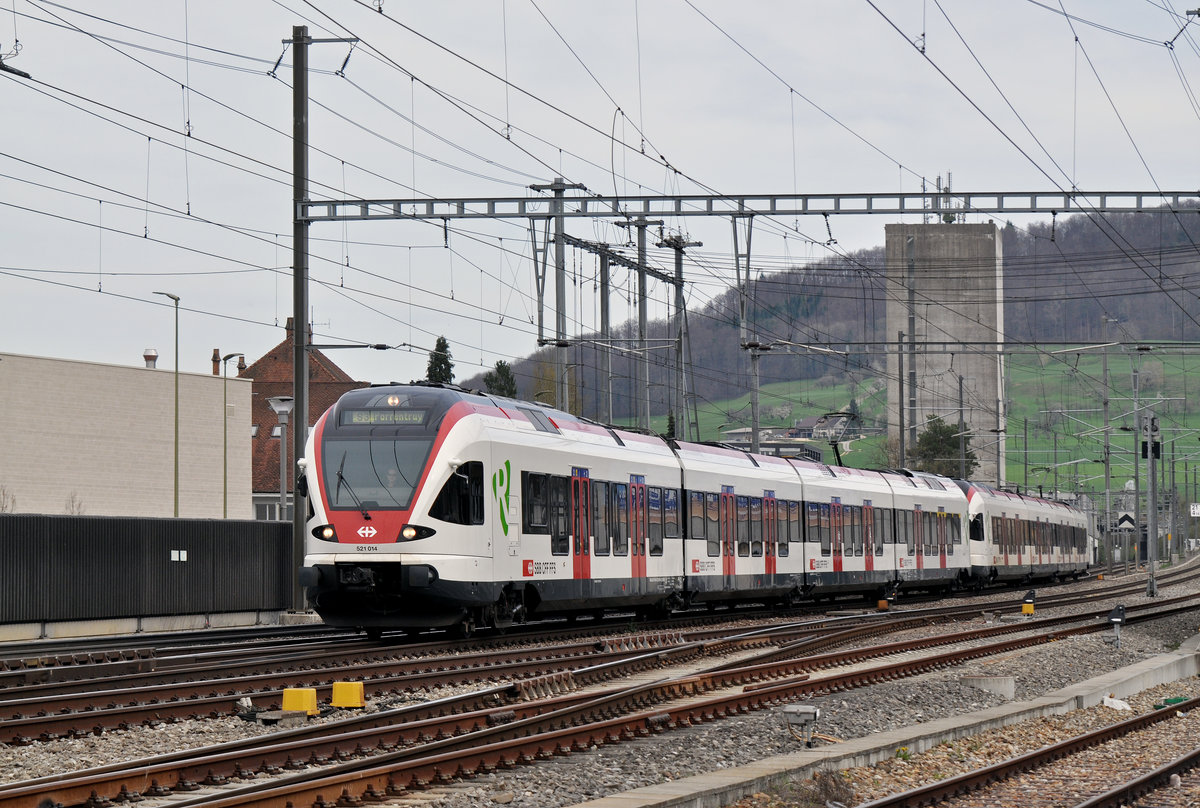RABe 521 014, auf der S3, fährt beim Bahnhof Sissach ein. Die Aufnahme stammt vom 31.03.2017.