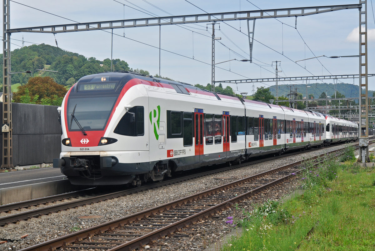 RABe 521 014, auf der S3, verlässt den Bahnhof Gelterkinden. Die Aufnahme stammt vom 15.08.2017.