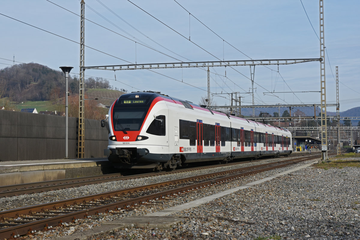 RABe 521 014, auf der S3, verlässt den Bahnhof Gelterkinden. Die Aufnahme stammt vom 08.02.2020.