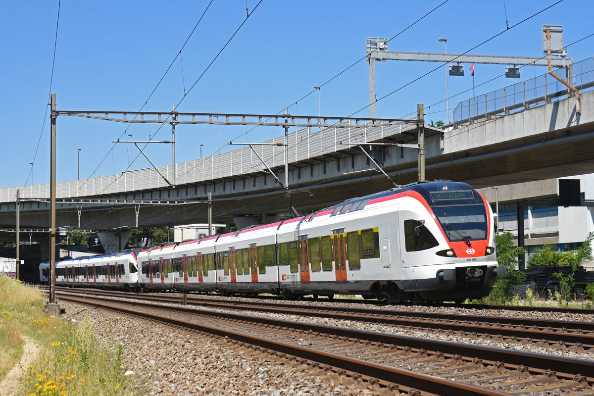 RABe 521 015, auf dem IR nach Luzern, fährt Richtung Bahnhof Muttenz. Die Aufnahme stammt vom 29.06.2019.